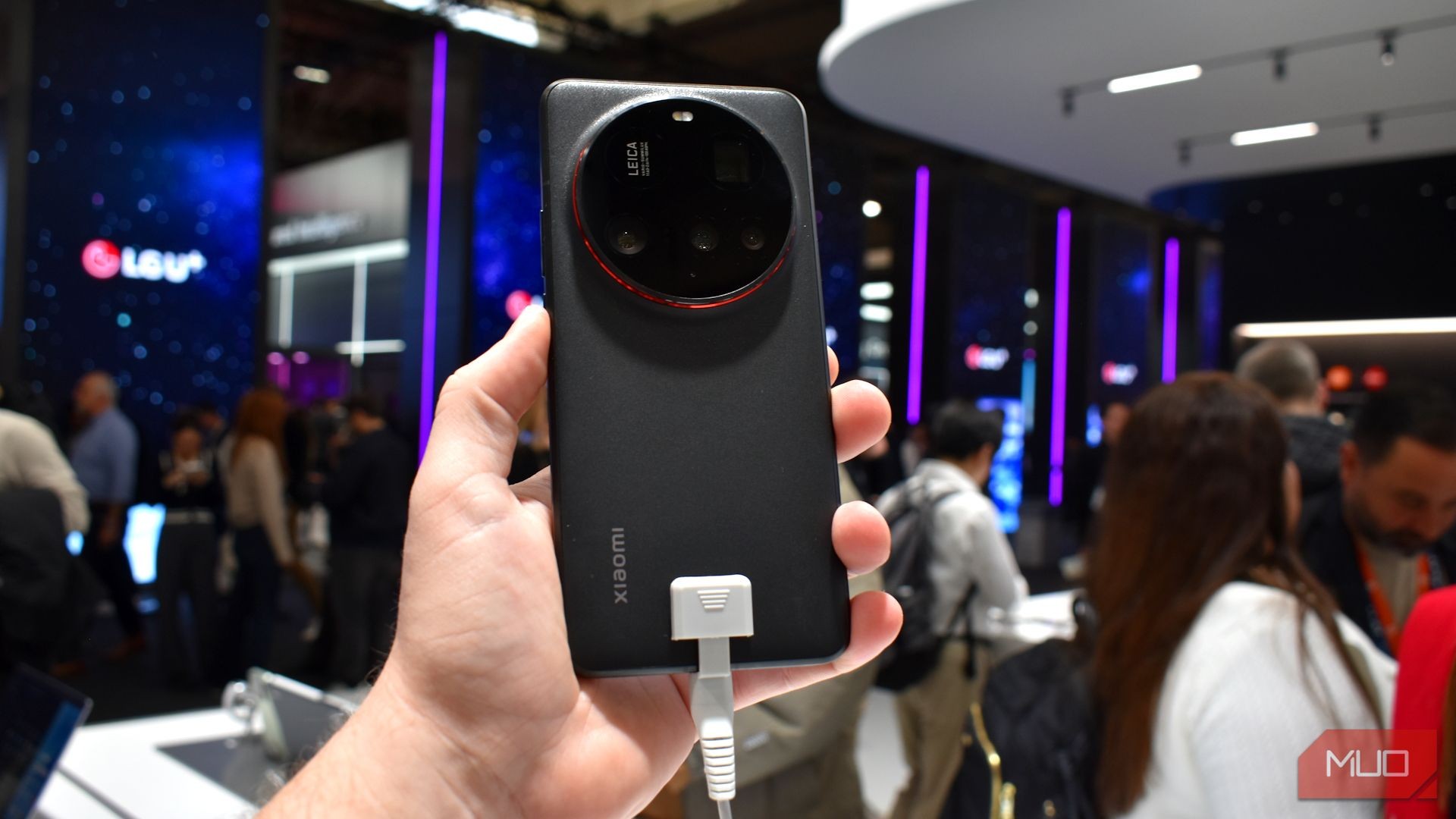 Xiaomi 15 Ultra mặt sau tại MWC 2025.